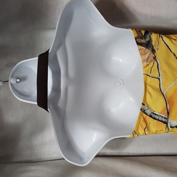 Realtree. NWOT. Halter: Adjustable Side Ties; Shelf Bra w/Removable Pads Size L - Picture 4 of 12